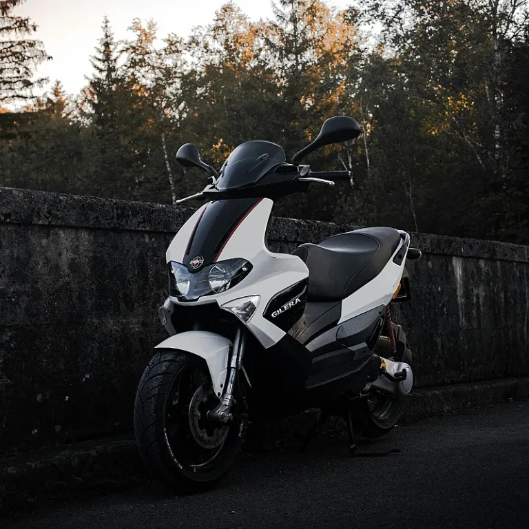 Comment se protéger de la pluie en scooter électrique
