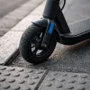 On a tout faux sur le silence des scooters électriques - et c'est un vrai problème de sécurité